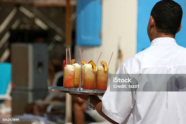 Foto de Garçom Com Coquetéis De Frutas e mais fotos de stock de Alimentação Saudável - Alimentação Saudável, Bandeja, Bebida