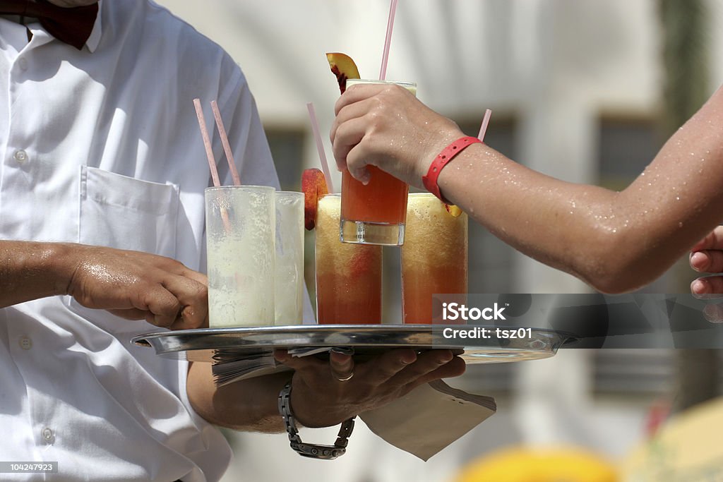 Empregado de Mesa com cocktails de Frutas - Royalty-free Ao Ar Livre Foto de stock