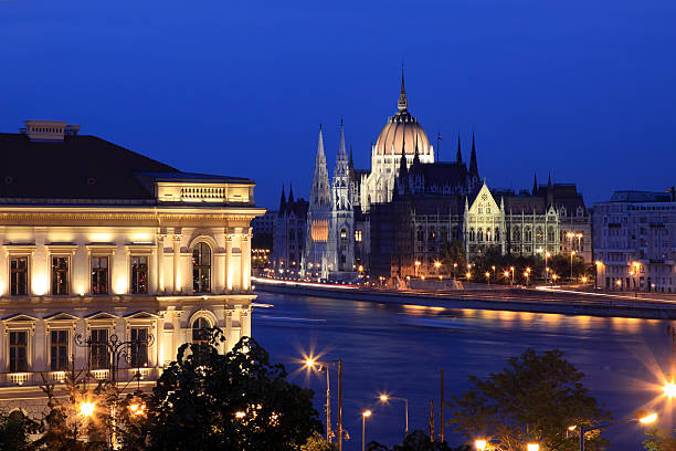 parlement de budapest - budapest parliament building night hungary photos et images de collection