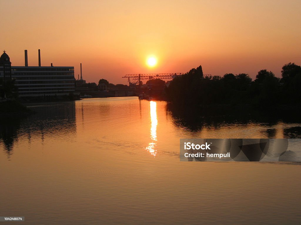 Zachód słońca nad industrial area - Zbiór zdjęć royalty-free (Architektura)