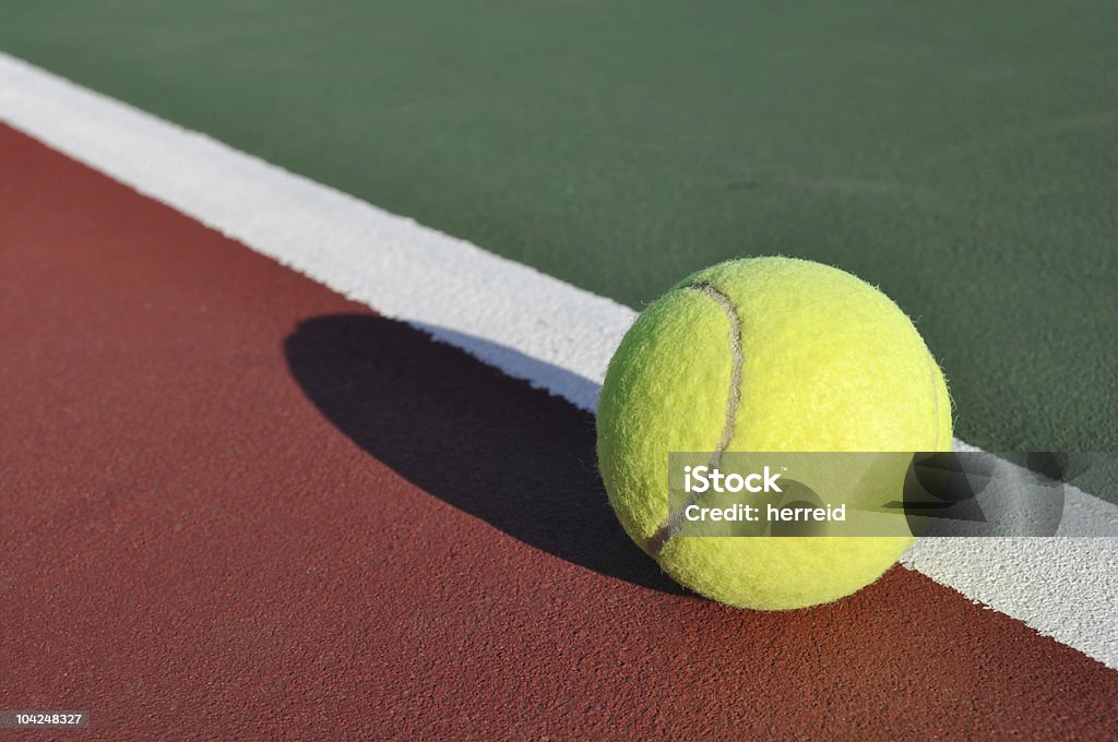 Gelber Tennisball auf dem Court - Lizenzfrei Einzellinie Stock-Foto