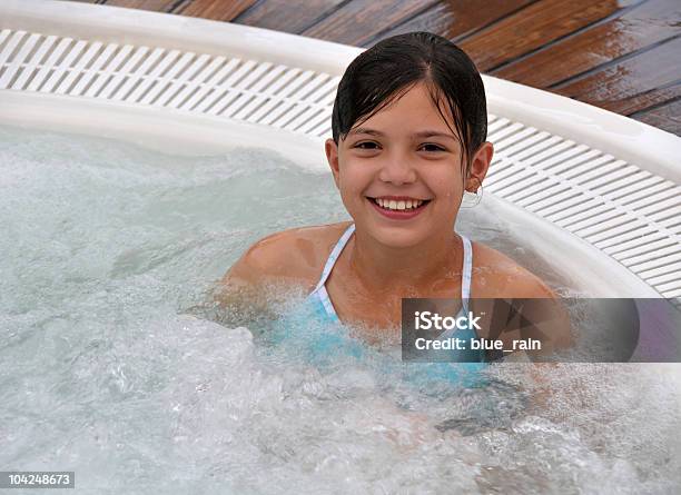 Jacuzzi - Fotografias de stock e mais imagens de Adolescente - Adolescente, Banheira Quente, Ao Ar Livre