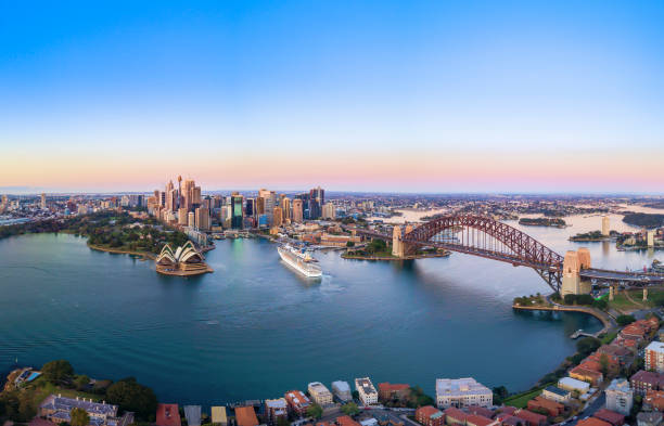 vista panoramica della bellissima alba sullo skyline della città di sydney - sydney australia australia sydney harbor skyline foto e immagini stock