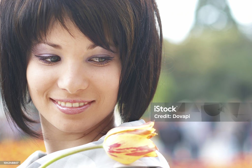 Hermosa Chica con tulipanes - Foto de stock de Adulto libre de derechos