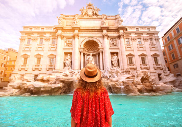 young woman at trevi fountain rome - piazza navona imagens e fotografias de stock