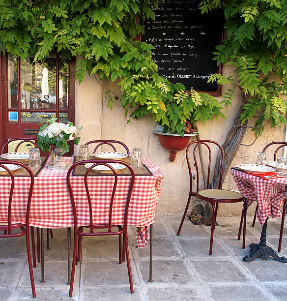 tabele z checkered obrusy w ogródek kawiarniany - france restaurant cafe french culture zdjęcia i obrazy z banku zdjęć
