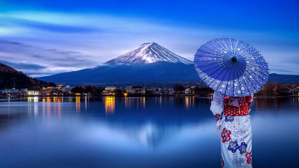 아시아 여자는 후 지 산, 일본에서 가와구치 코 호수에서 일본 전통 기모노를 입고. - 혼슈 뉴스 사진 이미지