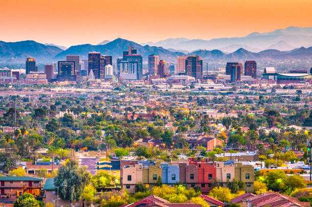 paysage urbain de phoenix, arizona, é.-u. - phoenix arizona skyline desert photos et images de collection