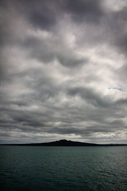 Ilha Rangitoto e céu escuro - foto de acervo