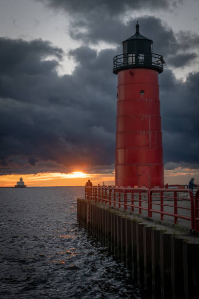istock Red Pierhead Light House on Lake Michigan 1042509350
