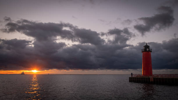 istock Red Pierhead Light House on Lake Michigan 1042509464