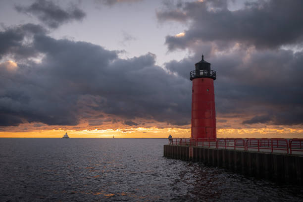 istock Red Pierhead Light House on Lake Michigan 1042509736