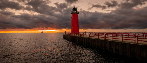 istock Red Pierhead Light House on Lake Michigan 1042509840