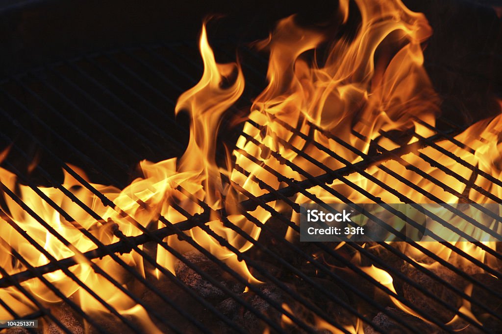 Fuoco per barbecue - Foto stock royalty-free di Accendere (col fuoco)