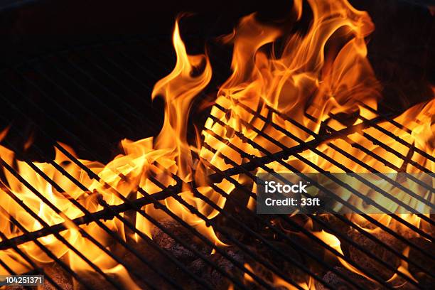 Fuoco Per Barbecue - Fotografie stock e altre immagini di Accendere (col fuoco) - Accendere (col fuoco), Carbone, Composizione orizzontale