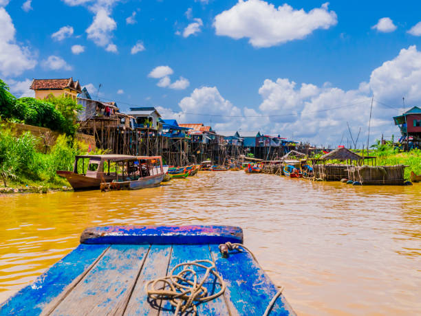 village flottant de kampong phluk avec des maisons sur pilotis et des bateaux multicolores, lac tonlé sap, province de siem reap, cambodge - scow photos et images de collection
