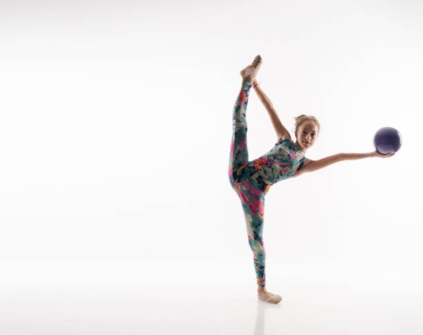 adolescente de atleta linda ginasta fazendo exercício com bola - gymnastics the splits teenage girls stretching - fotografias e filmes do acervo