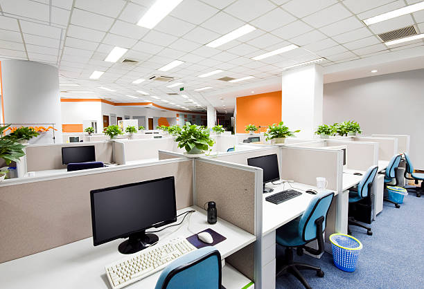 toilettes et un bureau de travail avec ordinateurs de bureau moderne - cubicle using computer computer office photos et images de collection