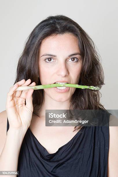Comer Un Green Espárragos Foto de stock y más banco de imágenes de Adulto - Adulto, Alimento, Color - Tipo de imagen