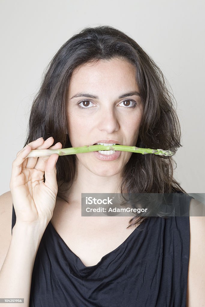 Comer um aspargos verdes - Foto de stock de Adulto royalty-free