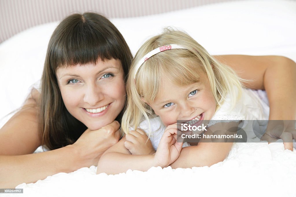 Felice Madre e figlia - Foto stock royalty-free di Abbigliamento casual
