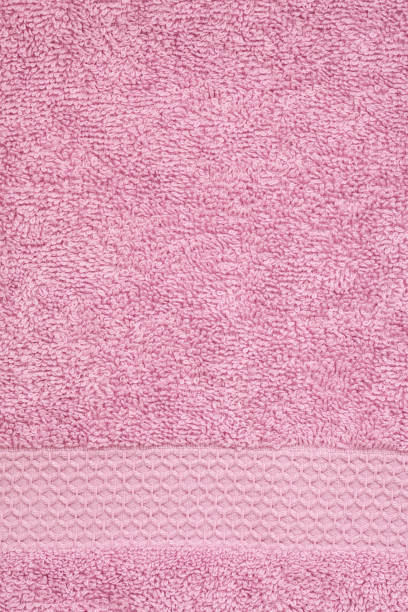 weiche, flauschige rosa handtuch textur. hotel, spa, komfortable gästebewertungen - softness textile pink terry cloth stock-fotos und bilder