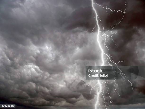 Lightining Stockfoto und mehr Bilder von Dramatischer Himmel - Dramatischer Himmel, Elektrizität, Farbbild