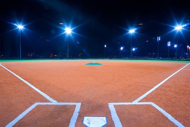 baseball diamond bei nacht - baseball player baseball outfield stadium stock-fotos und bilder