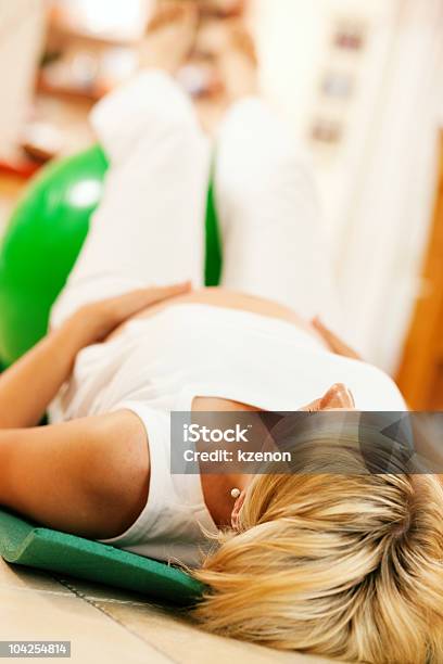 Kobieta W Ciąży Robi Gimnastyka Ciąży - zdjęcia stockowe i więcej obrazów Brzuch człowieka - Brzuch człowieka, Ciężarna, Czekać