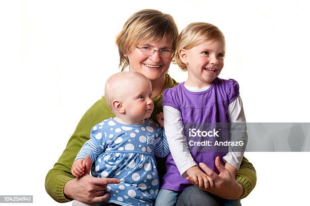 Babcia I Jej Granddaughters - zdjęcia stockowe i więcej obrazów 6 - 11 miesięcy - 6 - 11 miesięcy, Babka - Dziadek i babcia, Białe tło