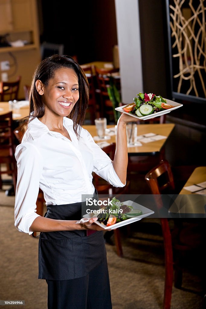 Дружелюбный афро-американских официантка в ресторане подают питание - Стоковые фото Официант роялти-фри