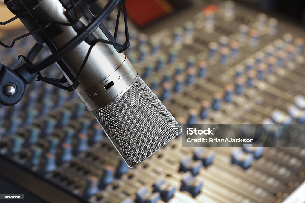 studio di registrazione del microfono - Foto stock royalty-free di Stazione radiofonica