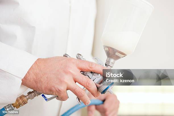 Pintor A Trabalhar Com Spray De Tinta - Fotografias de stock e mais imagens de Adulto - Adulto, Aerografia, Aplicar