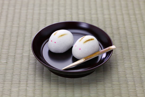 kaninchen-manju, konfektion japanisch für mond anzeige event - chestnut cooked isolated white stock-fotos und bilder