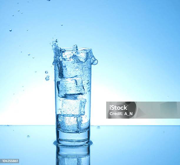 Wasser Spritzer Stockfoto und mehr Bilder von Bewegung - Bewegung, Blase - Physikalischer Zustand, Blau