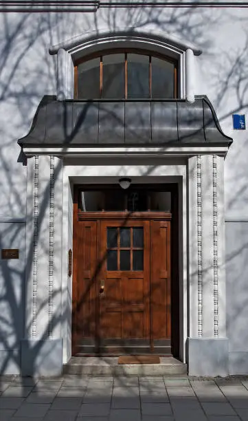 Altomdic wooden front door in Munich-Schwabing