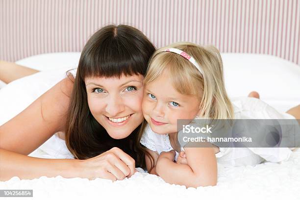 Glückliche Mutter Und Tochter Stockfoto und mehr Bilder von Alleinerzieherin - Alleinerzieherin, Attraktive Frau, Bett