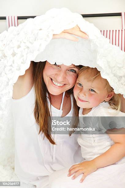 Счастливая Мать И Дочь — стоковые фотографии и другие картинки Белый - Белый, Близость, В помещении