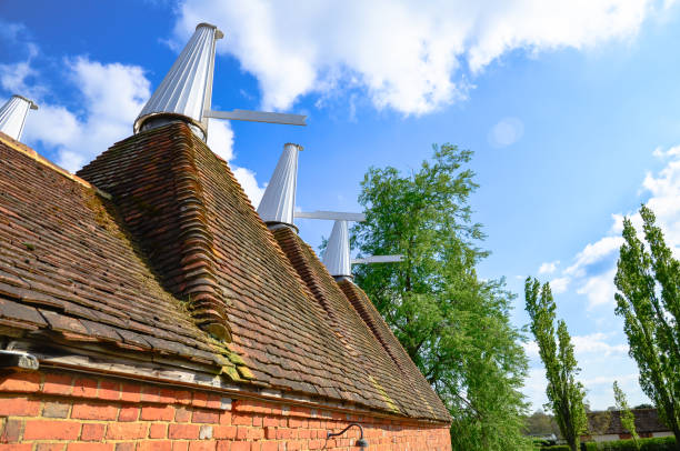 oast house en verano - house farm brick chimney fotografías e imágenes de stock