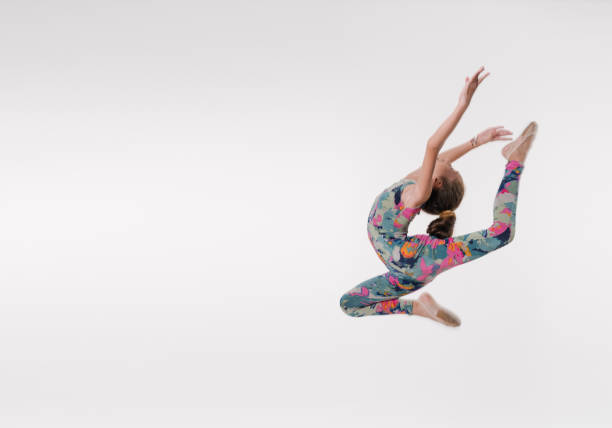 tous les adolescente belle gymnaste athlète sautant dans studio - acrobatic activity photos et images de collection