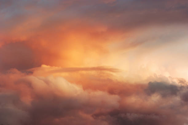 sonnenuntergang himmel wolken landschaft reisen heiter ruhigen blick fliegen schöne natürliche farben - stimmungsvolle umgebung stock-fotos und bilder