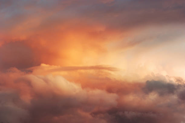 cielo al tramonto sulle nuvole paesaggio viaggio sereno vista tranquilla volare bellissimi colori naturali - datmosfera foto e immagini stock