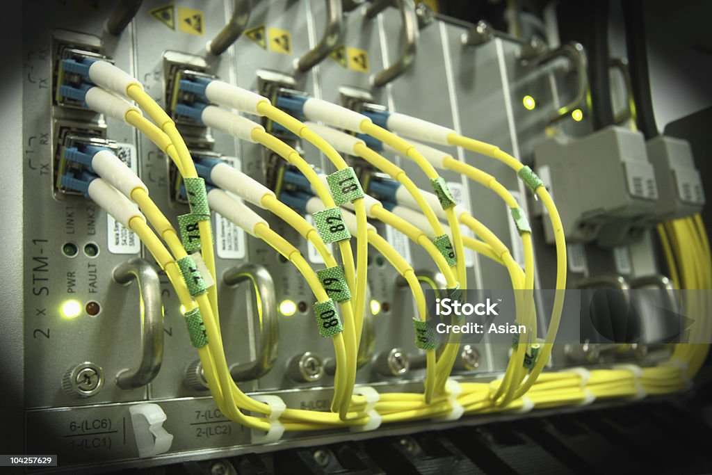 Plamka kable podłączone do portów routera - Zbiór zdjęć royalty-free (Bez ludzi)