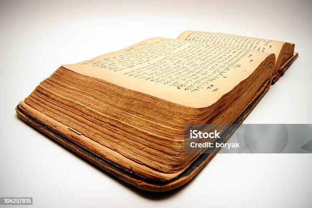 Открытой Старый Библия — стоковые фотографии и другие картинки Антиквариат - Антиквариат, Без людей, Библия