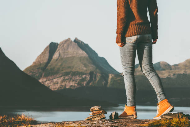 poszukiwacz przygód kobieta stóp wędrówki w górach norwegii krajobraz travel lifestyle koncepcji aktywnych weekend wakacje na świeżym powietrzu - 11833 zdjęcia i obrazy z banku zdjęć