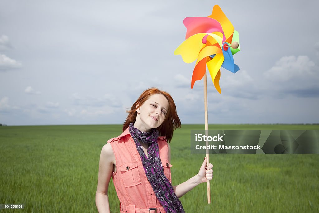 Mädchen im grünen Weizen Feld mit wind turbine - Lizenzfrei Abstrakt Stock-Foto