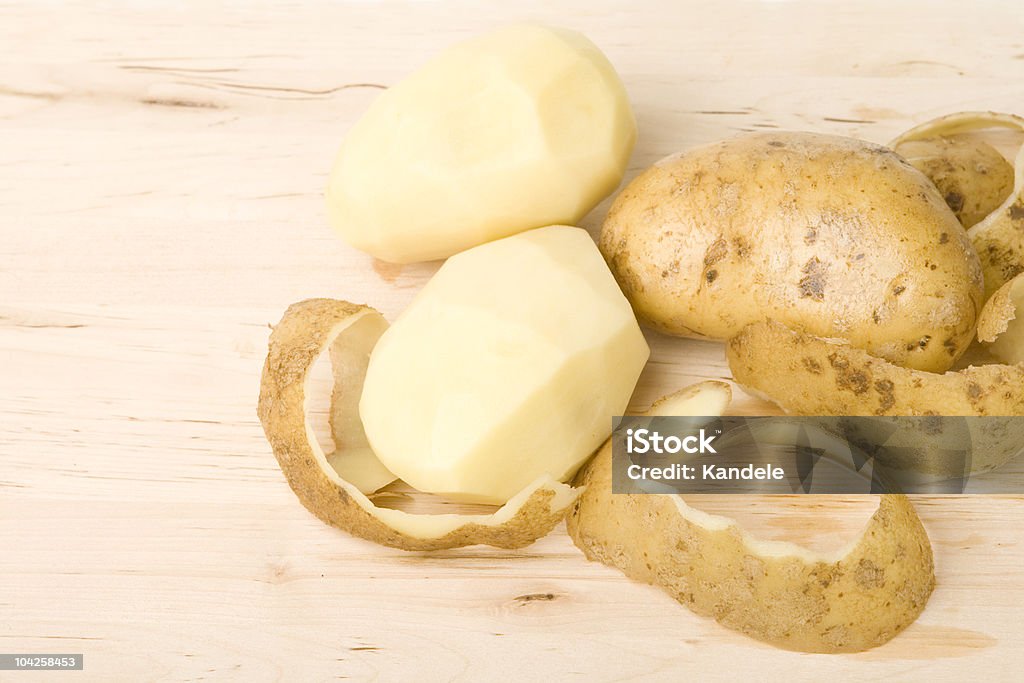 Batatas frescas na placa de corte de madeira. - Royalty-free Alimentação Saudável Foto de stock