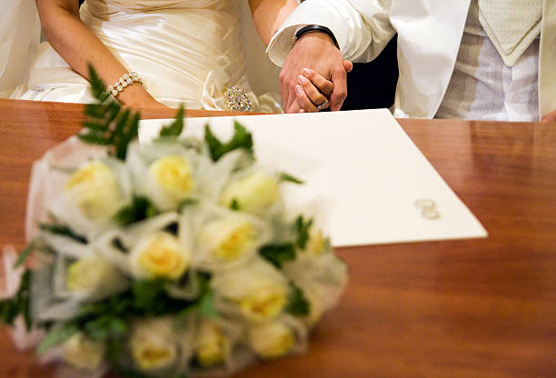 свадьба пара перед - ketubah стоковые фото и изображения