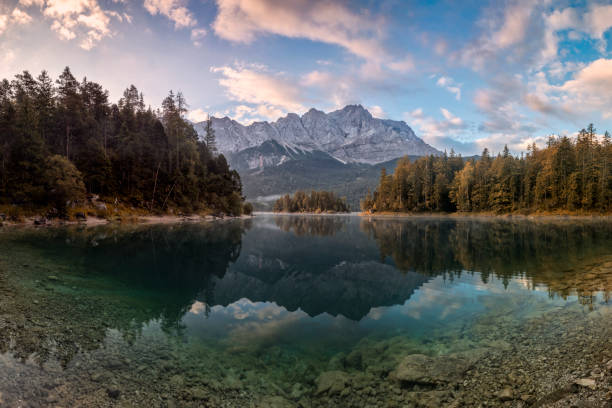 ガルミッシュ ・ パルテンキルヒェンの近く湖 eibsee で山ピークのツークシュピッツェ秋の朝。ドイツ、バイエルン州 - wetterstein mountains bavaria mountain forest ストックフォトと画像