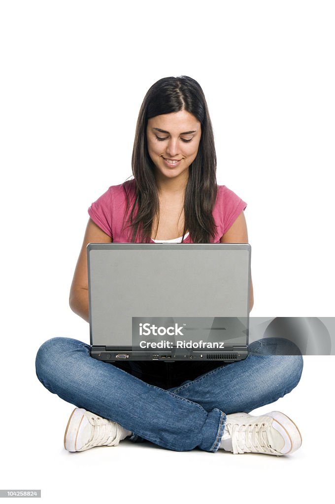 Menina sorridente, trabalhando no computador portátil - Royalty-free Sentado no Chão Foto de stock